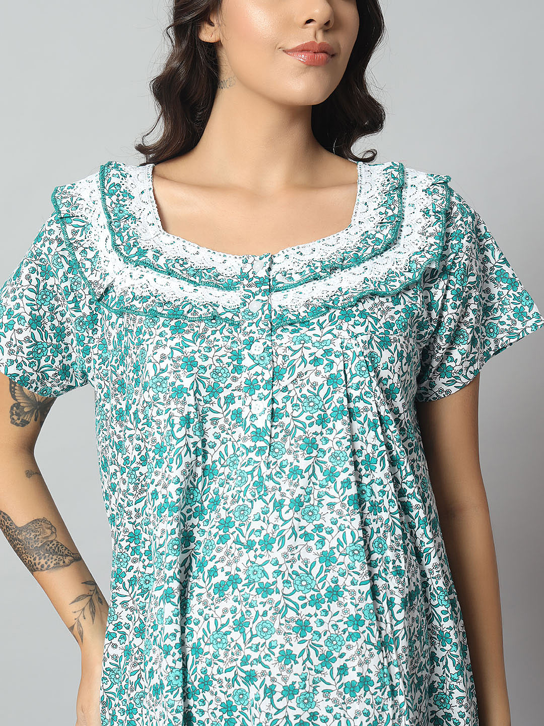💚 Women Cotton Printed Nighty – White & Green Floral Short Sleeve Night Gown