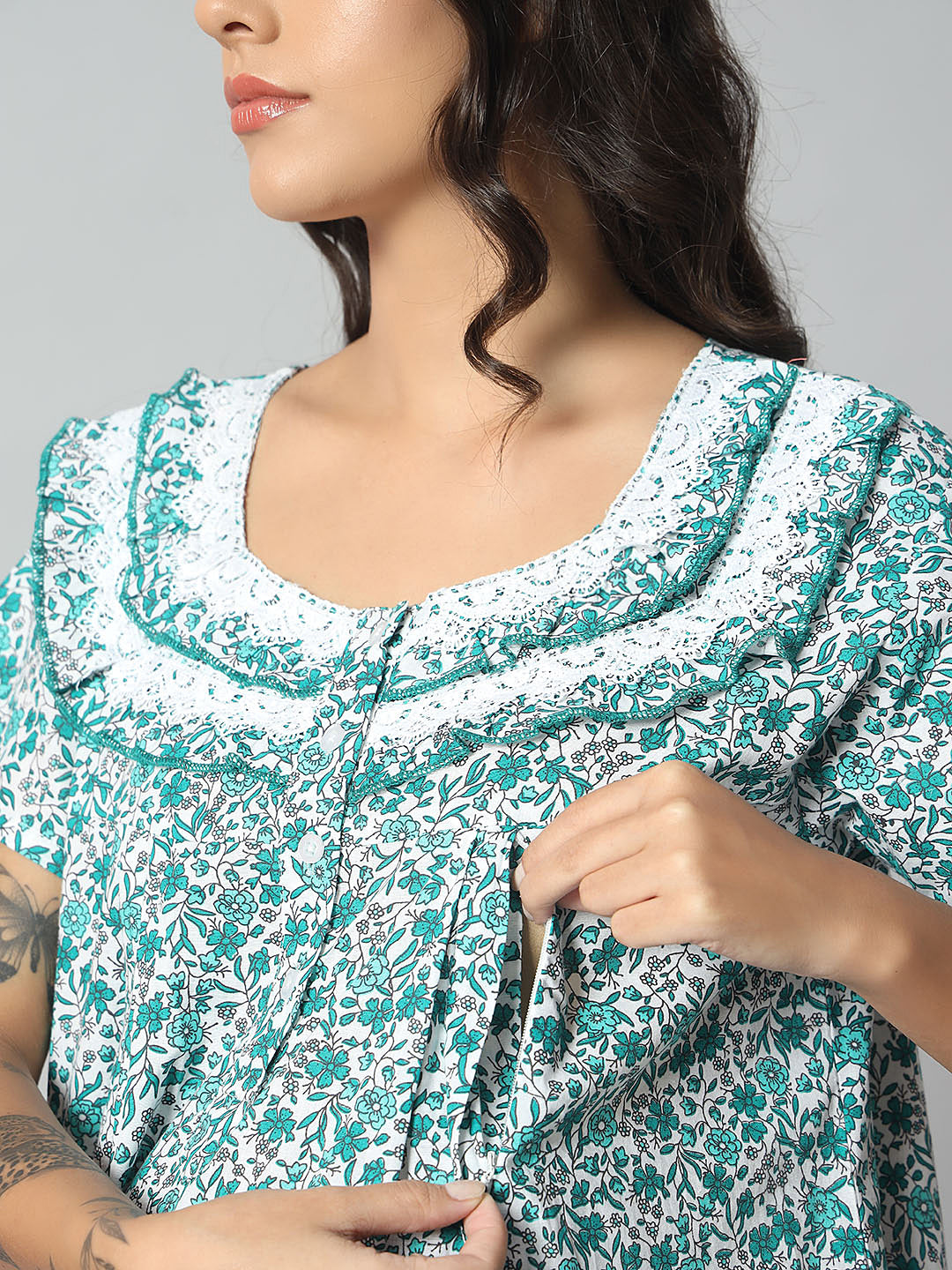 💚 Women Cotton Printed Nighty – White & Green Floral Short Sleeve Night Gown
